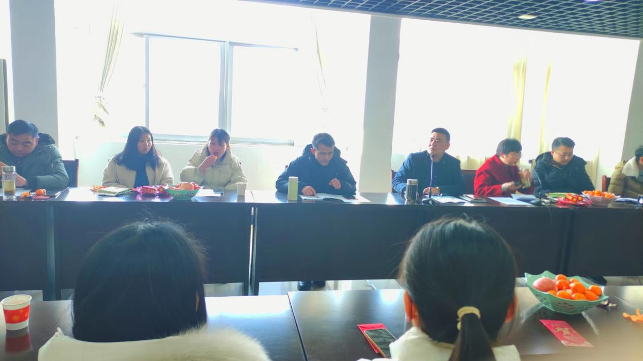 凝心聚力谋发展，踔厉奋发谱新篇